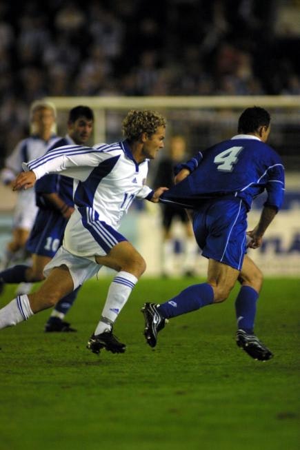 Vuonna 2001 Suomi löylytti Kreikkaa peräti 5–1, valokuva jossa Jonatan Johansson juoksee kentällä