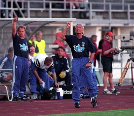 Richard Möller Nielsen Suomen päävalmentajana 1997, valokuva jossa Möller Nielsen kentän laidalla