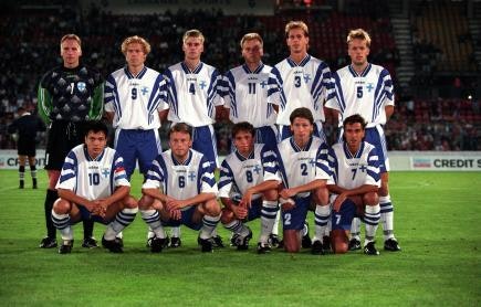 Suomi lähti haastamaan Sveitsiä päättäväisenä, joukkuekuva Suomen maajoukkueesta 1997