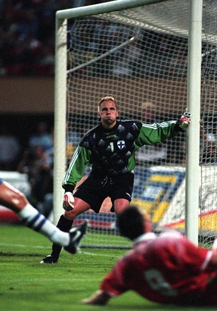Antti Niemi pelasi huippuottelun Suomen maalilla, valokuva jossa Antti Niemi valmiina torjumaan