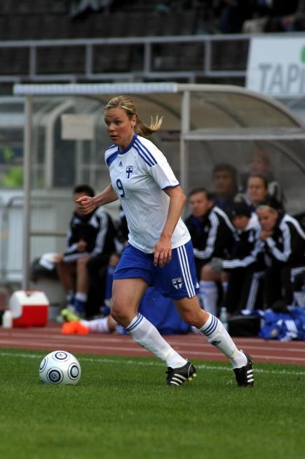 Laura Österberg Kalmari oli vireessä Hollantia vastaan, valokuvassa Österberg Kalmari kuljettaa palloa