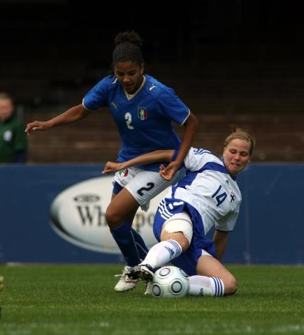 Nyky-Helmareista mm. Tuija Hyyrynen oli kisajoukkueessa 2009, valokuvassa Hyyrynen taklaa ja voittaa pallon italialaiselta