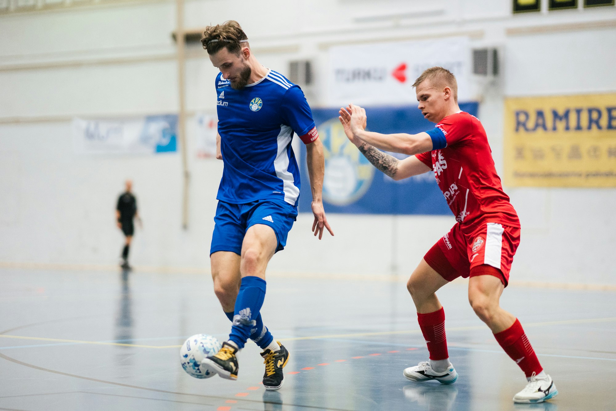 FC Kemin Tuukka Pikkarainen haastaa Jonne Forsströmin. Pikkarainen palkittiin Kemin parhaana tänään.