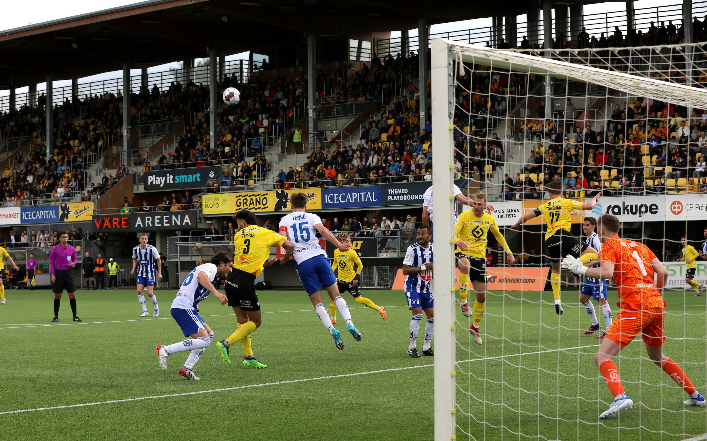 HJK:n ja KuPS:n pelaajat kamppailevat pallosta.