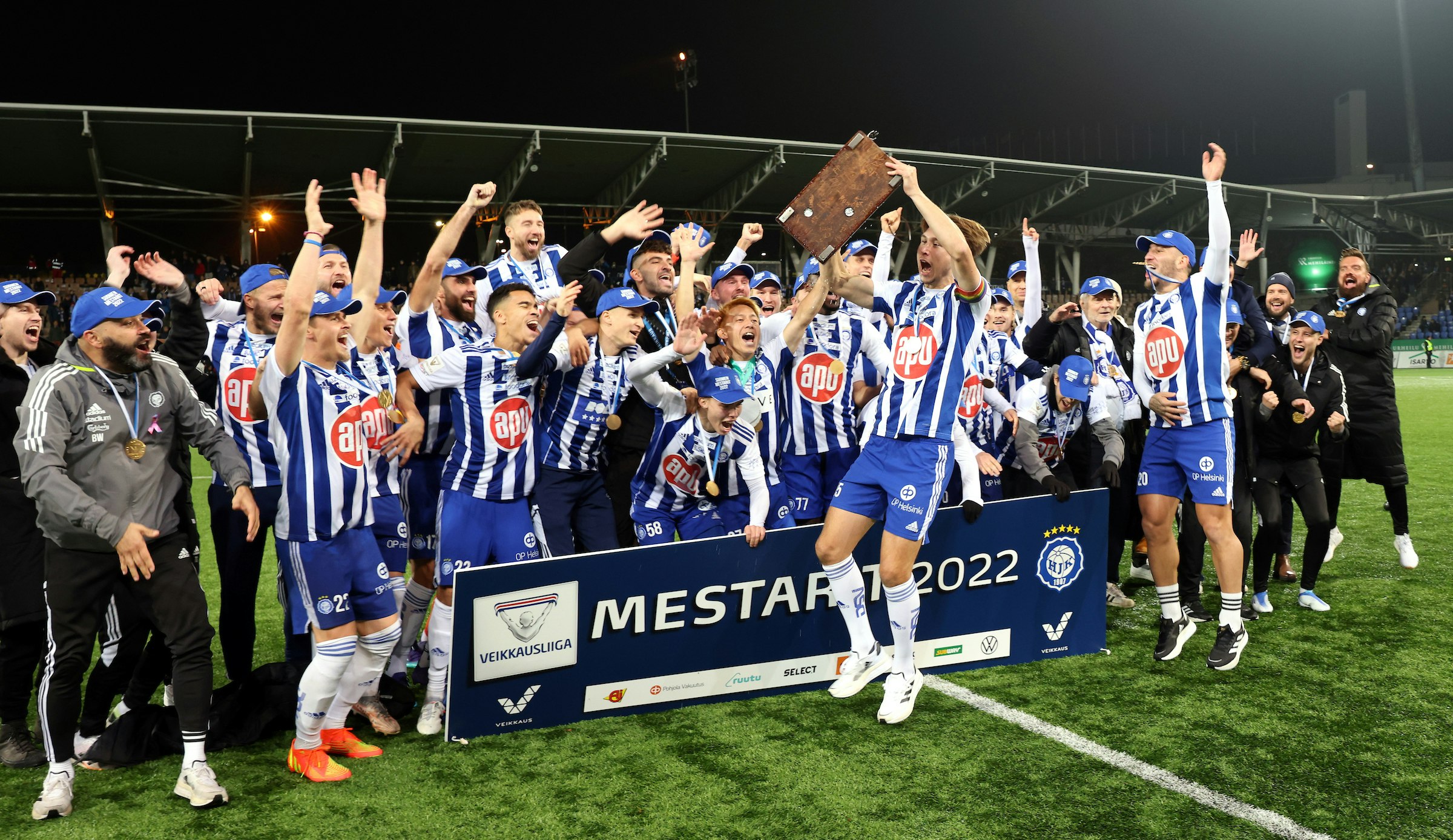 HJK juhlii mestaruutta sunnuntaina kotiyleisön edessä.