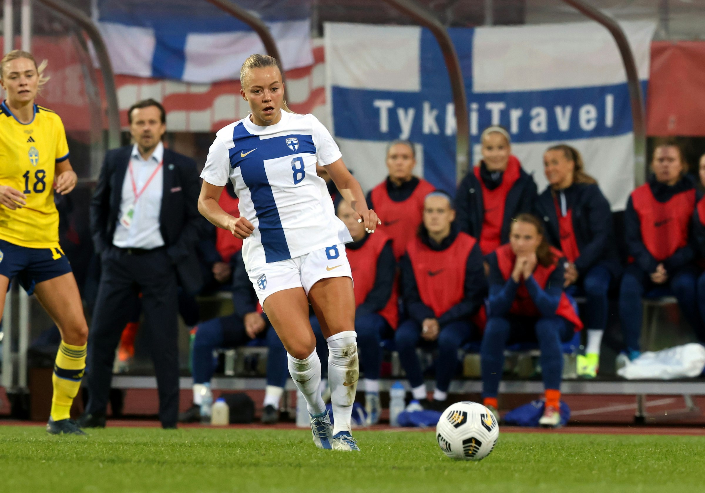 Olga Ahtinen MM-karsintaottelussa Ruotsia vastaan.