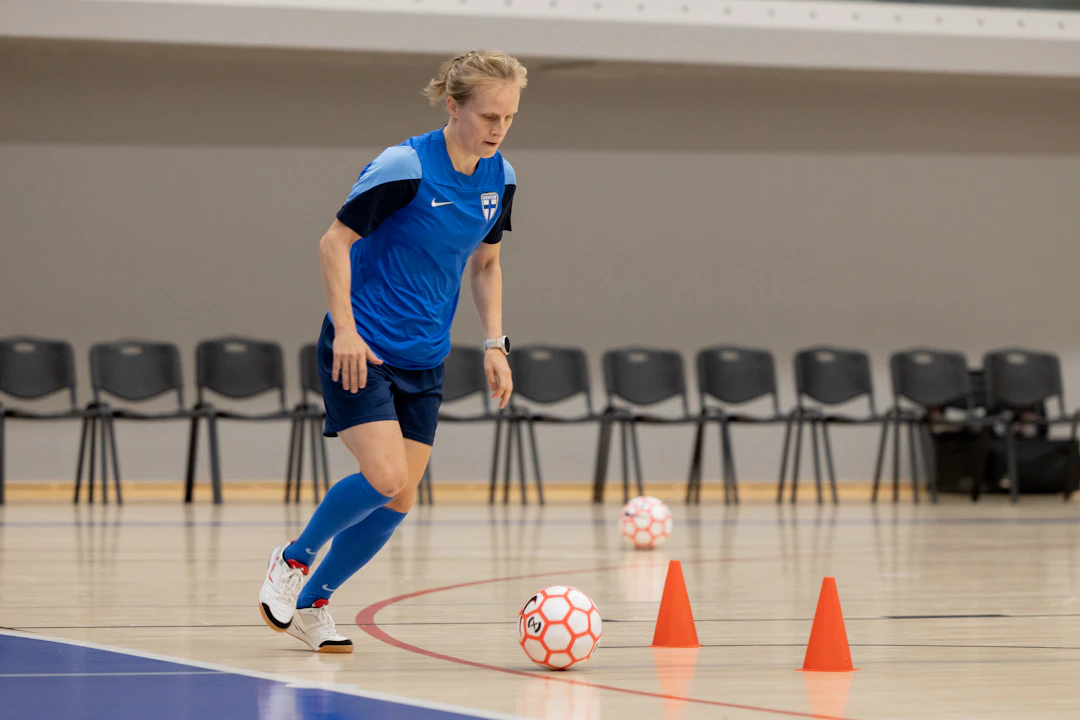 Sini Lauermaa futsalmaajoukkueen harjoituksissa.