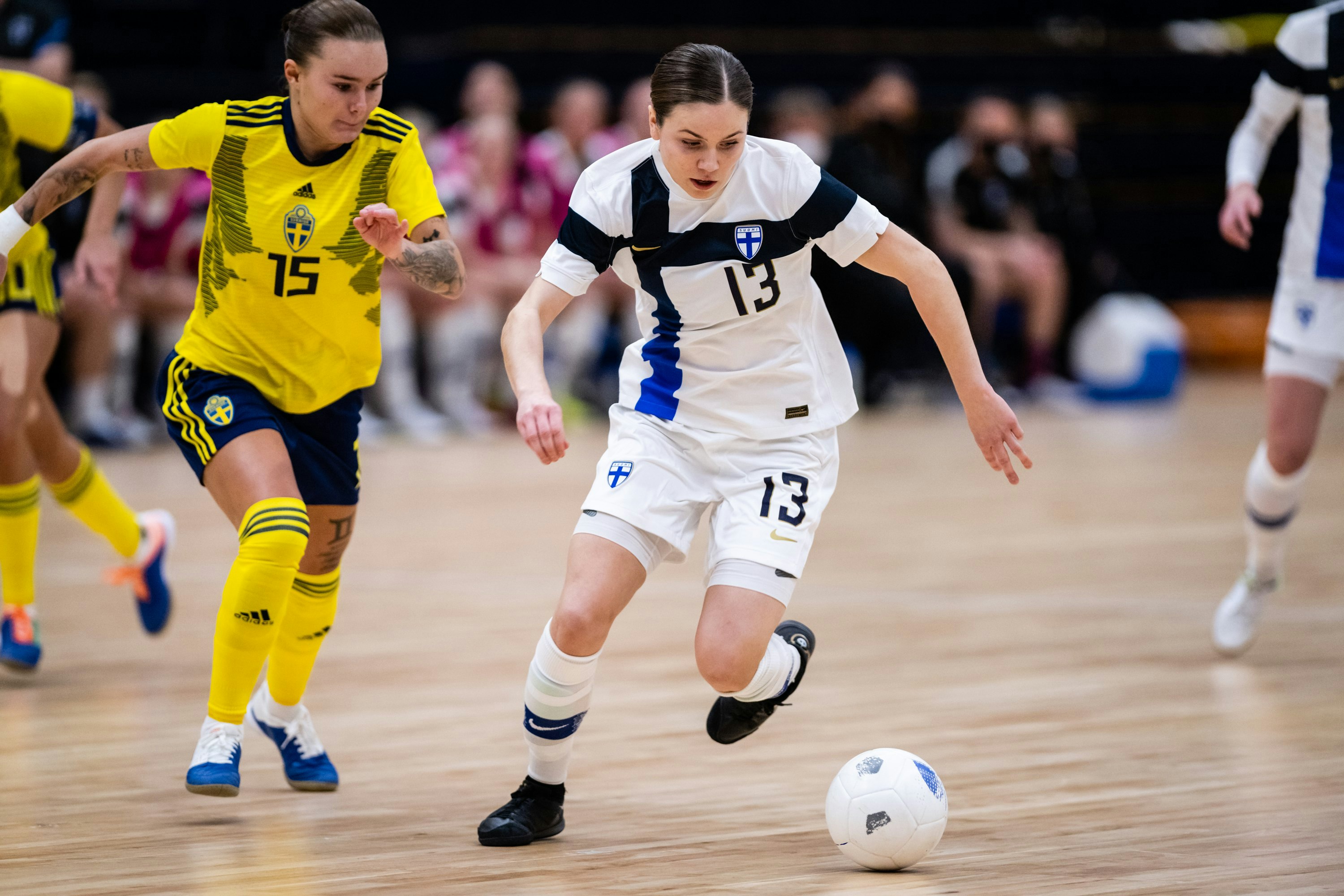 Emilia Jokisalo kuljettaa palloa.