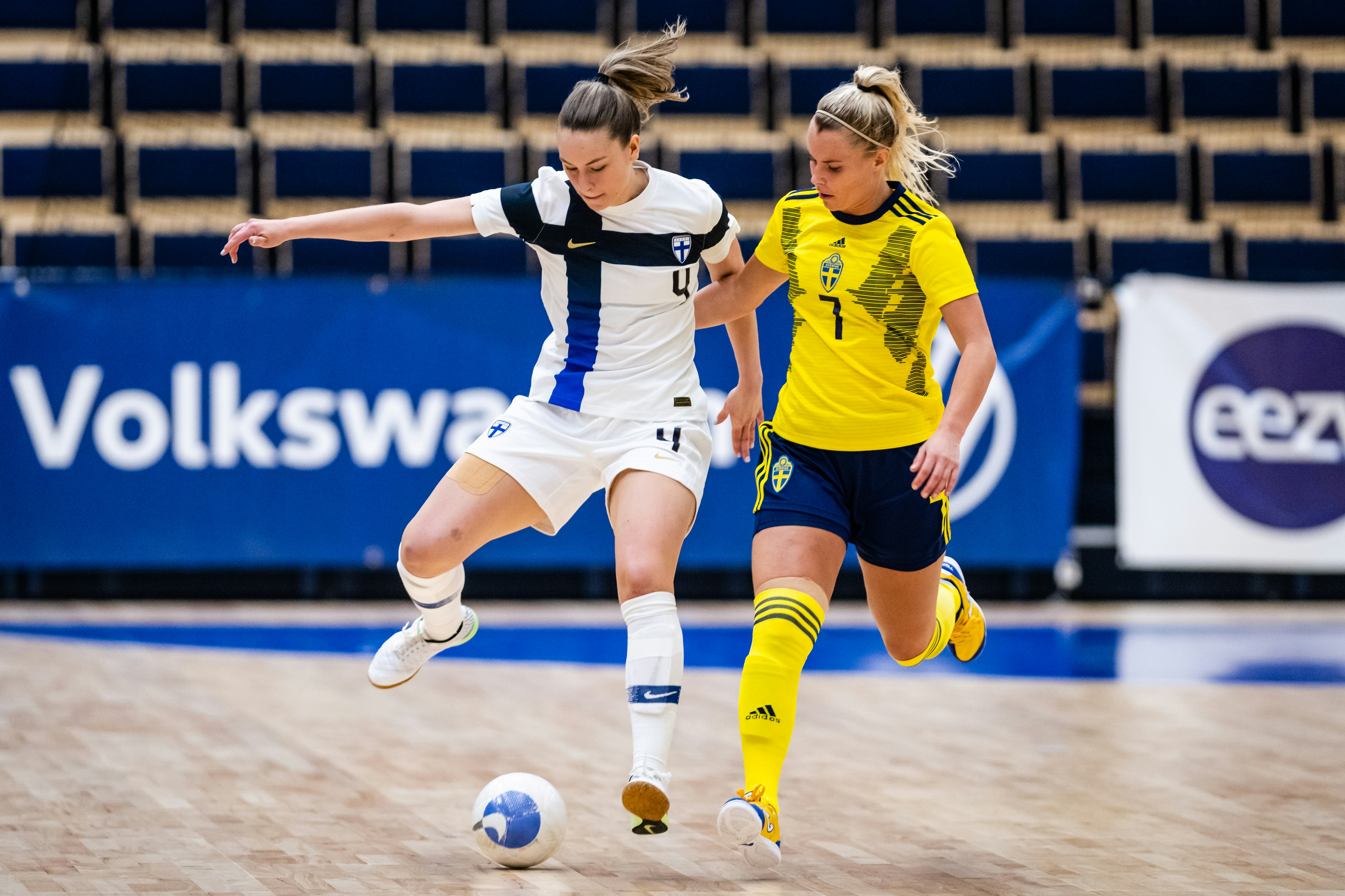 Suomen Anni-Elina Luotonen ja Ruotsin Madeleine Stegius kamppailevat pallosta.