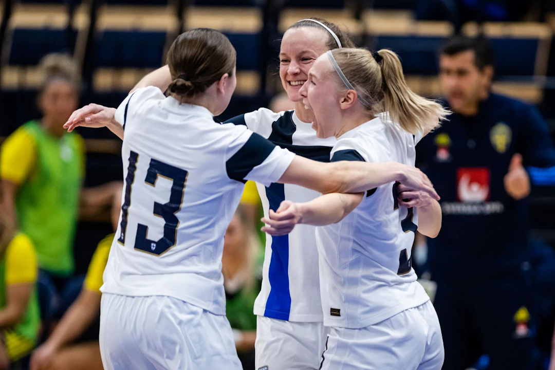 Emilia Jokisalo, Maria Mäntylä ja Sandra Lind tuulettavat maalia.