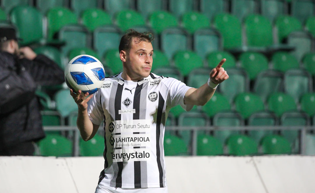 Juri Kinnusen TPS tuli FC Lahden rinnalle toisella jaksolla.