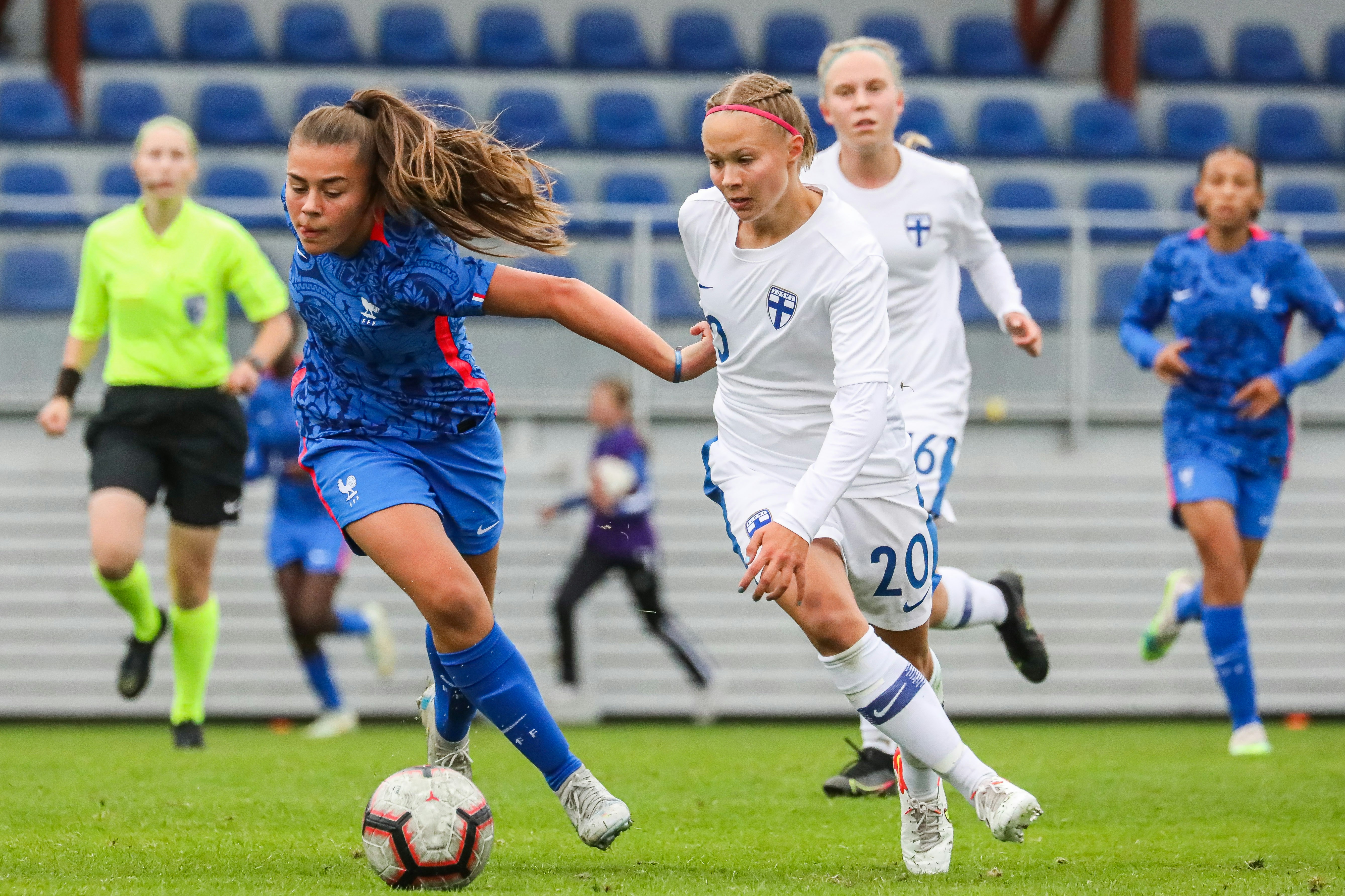 Tilda Råtts kamppaili pallosta Ranskaa vastaan. Syyskuun maaottelu päättyi Suomen 1-0-voittoon.