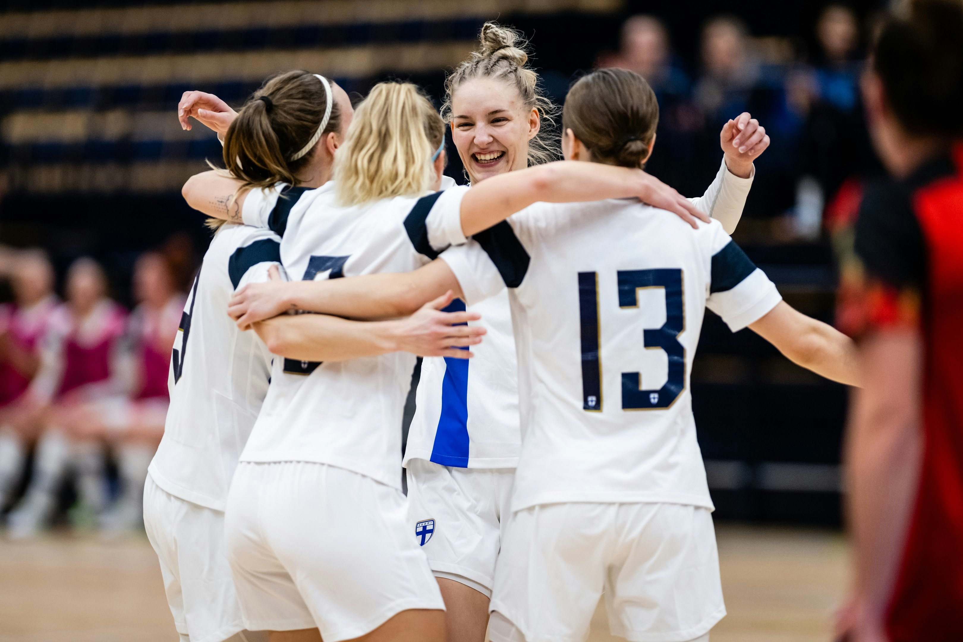 Naisten futsalmaajoukkue tuulettaa