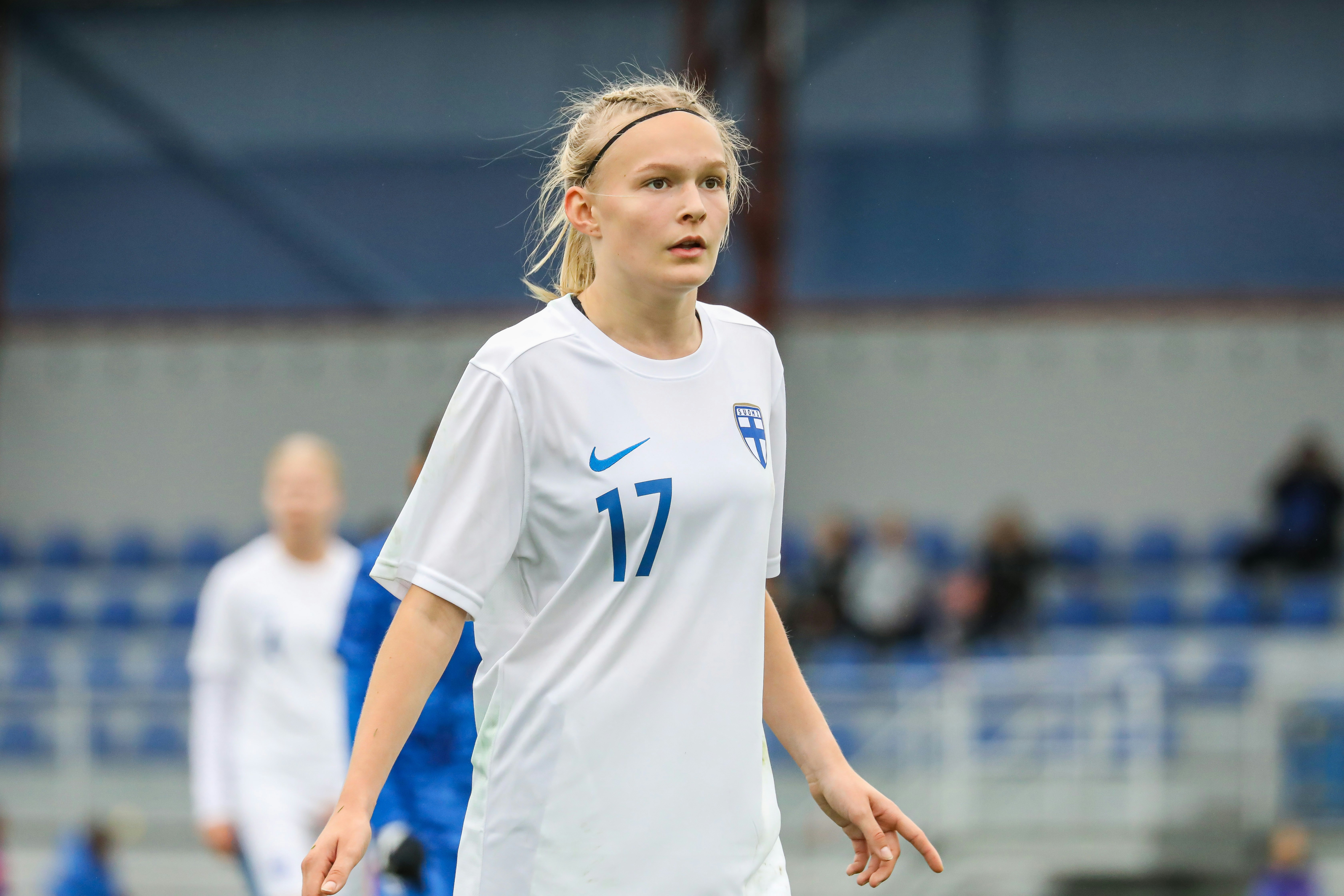 Iiris Holmström nousee Pikkuhelmareiden avaukseen. Kuva syyskuun Ranska-ottelusta.
