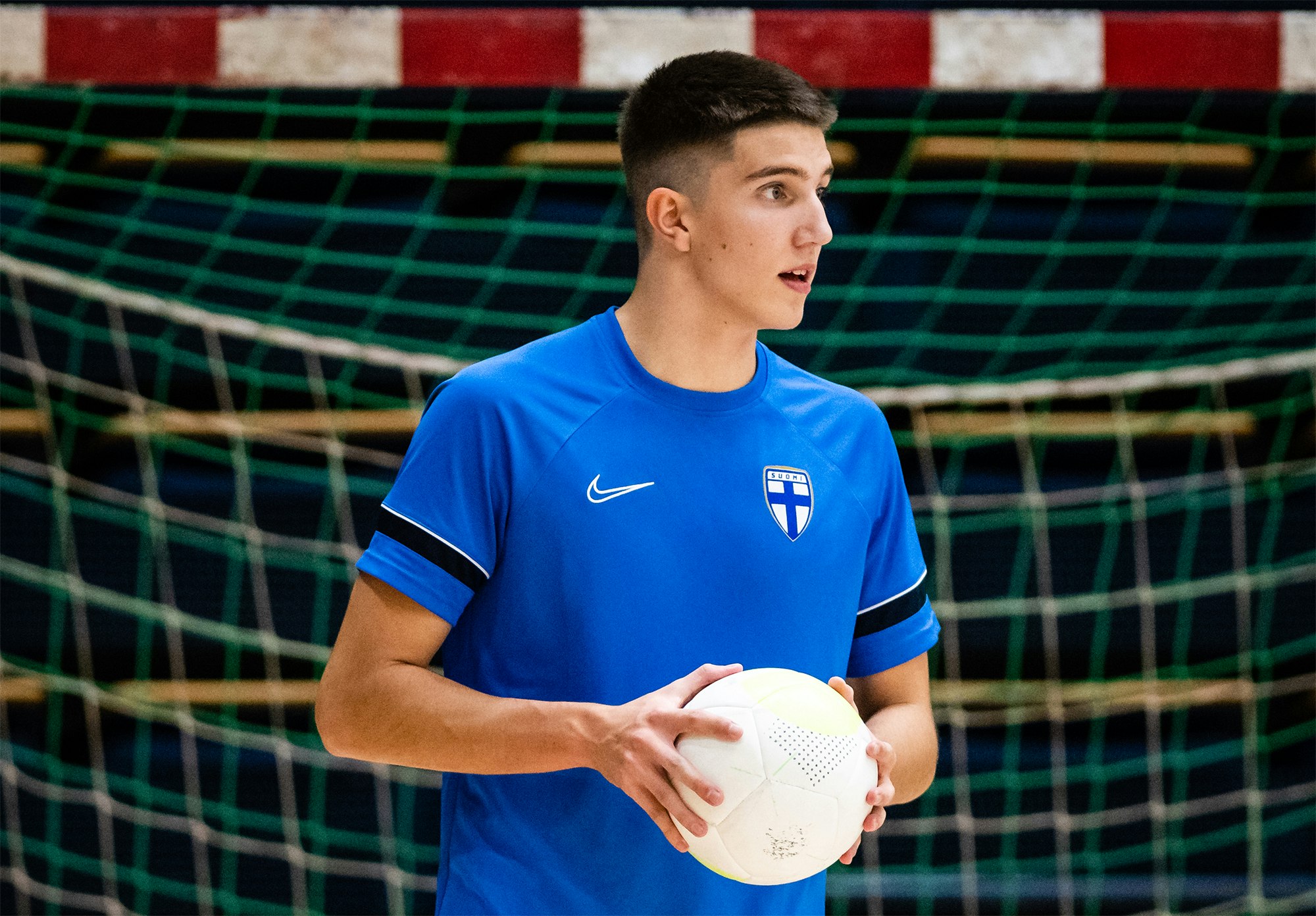 Mikko Mämmilä pukee ylpeänä päälleen Suomen pelipaidan