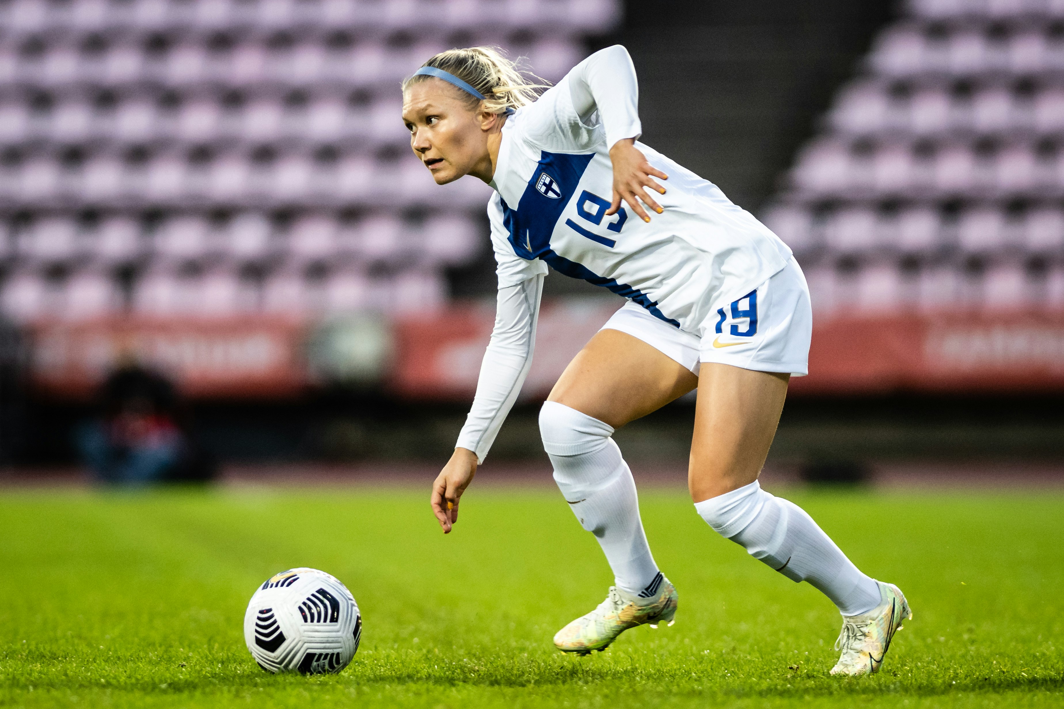 Emma Peuhkurinen A-maajoukkuedebyytissään Ruotsia vastaan Tampereella 6.9.2022.