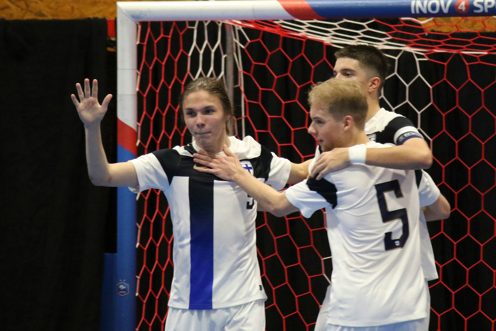 Otto Niemelän maalia juhlimassa myös Mikko Mämmilä ja Pekko Peltola