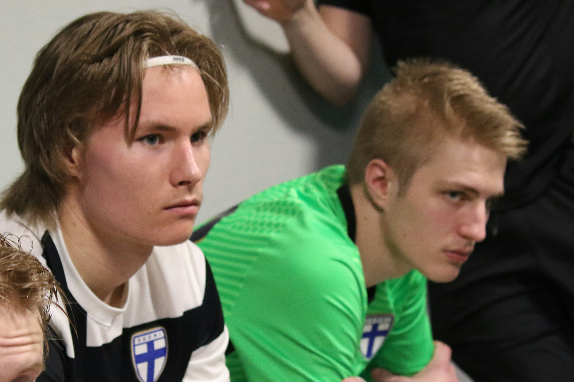 Tuukka Kruuti ja Veeti Häätylä pelipalaverissa ennen Ranskan peliä