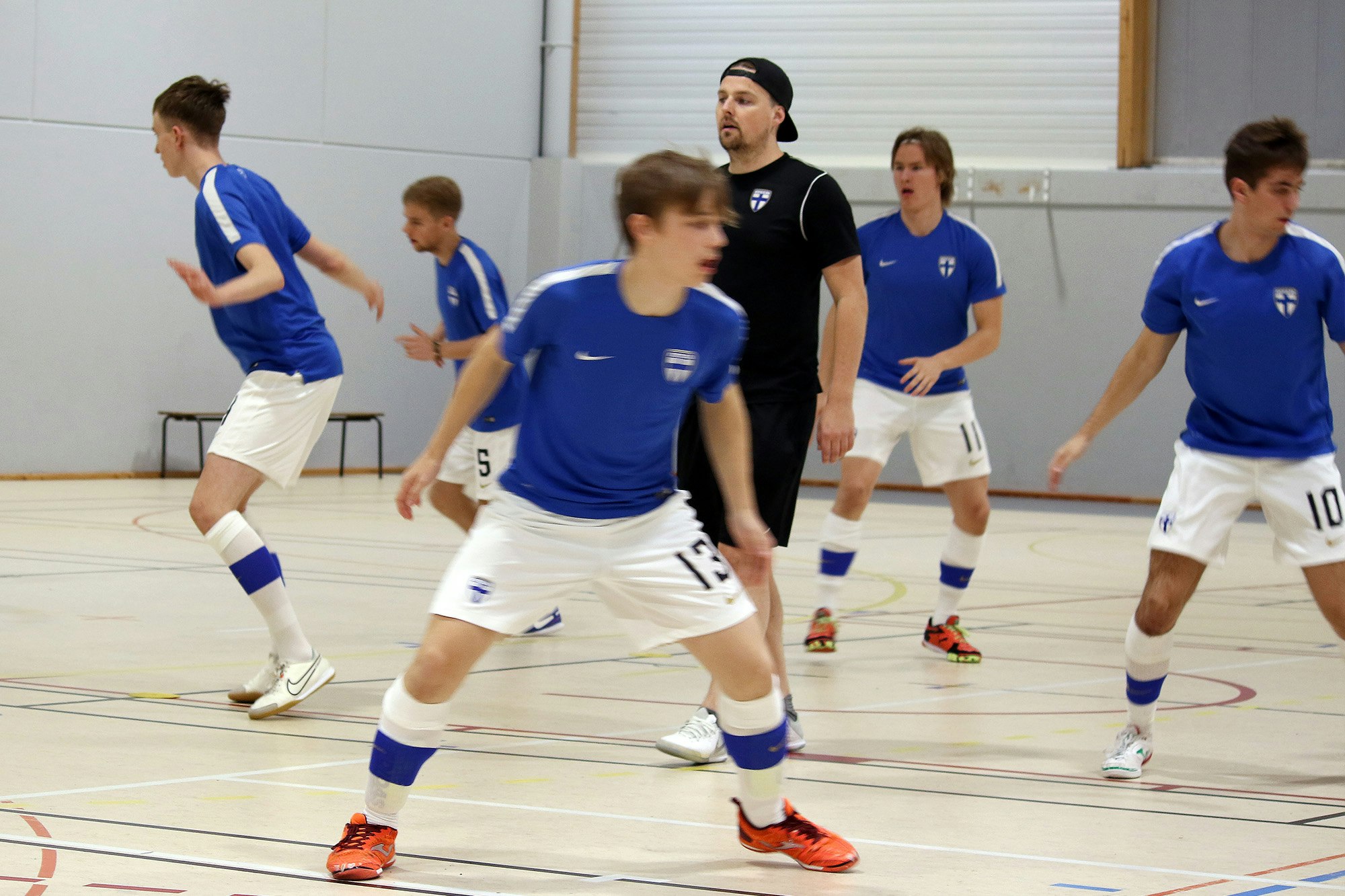 Linjamäki vetämäsä nuorten futsalmaajoukueen alkulämmittelyä Ranskan turnauksessa