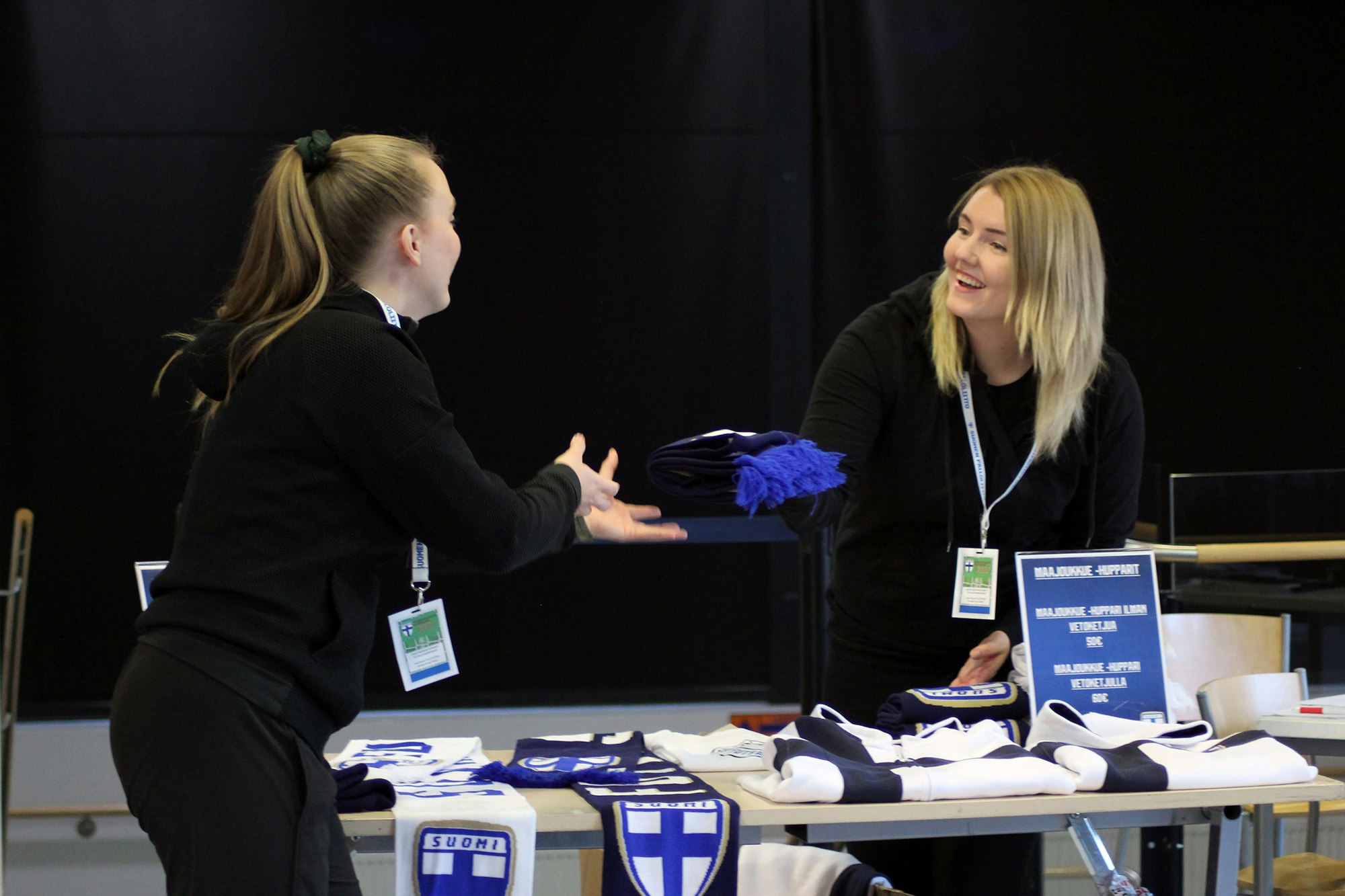 Hanna Putaala ja Rosa Riihinen EM-turnauksen talkootöissä