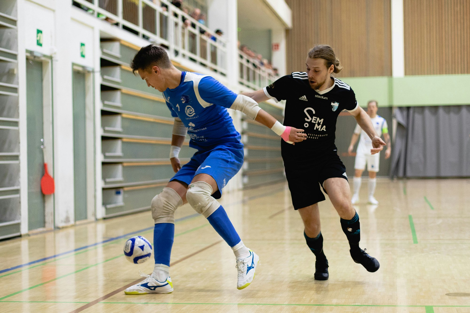 Riemun Leevi Kemppainen haastaa maalivahti Kasper Kankaan (arkistokuva kaudelta 2021-2022)