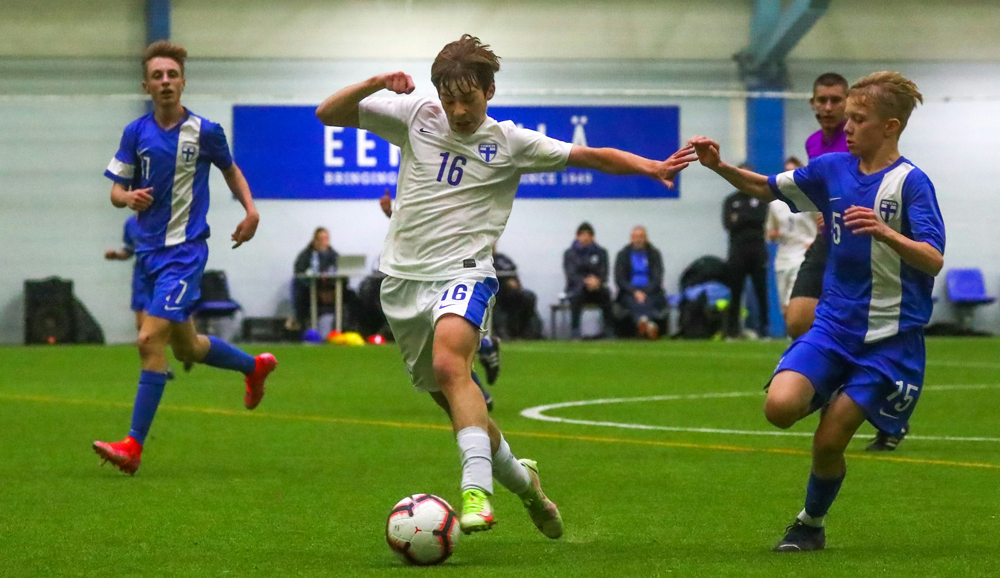 Ola Melander (#16) ja Anton Virtanen (#15) taistelivat pallosta Tähtitarhan päätöspäivänä.