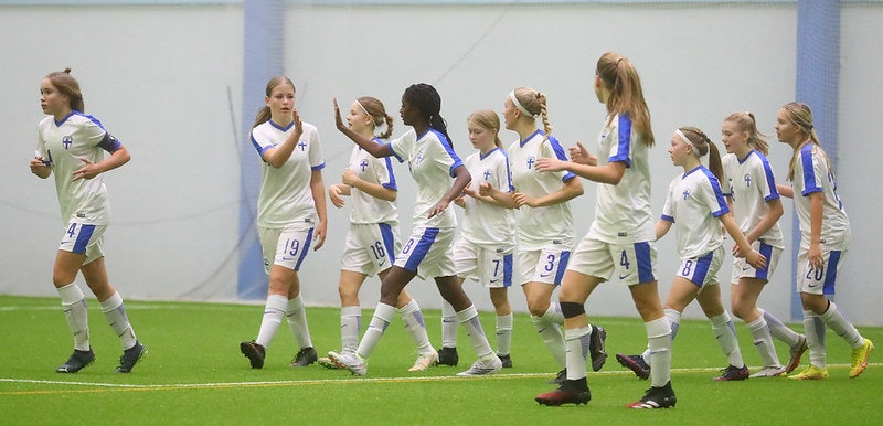 Team Ahtinen juhlii yhtä useista maaleistaan.
