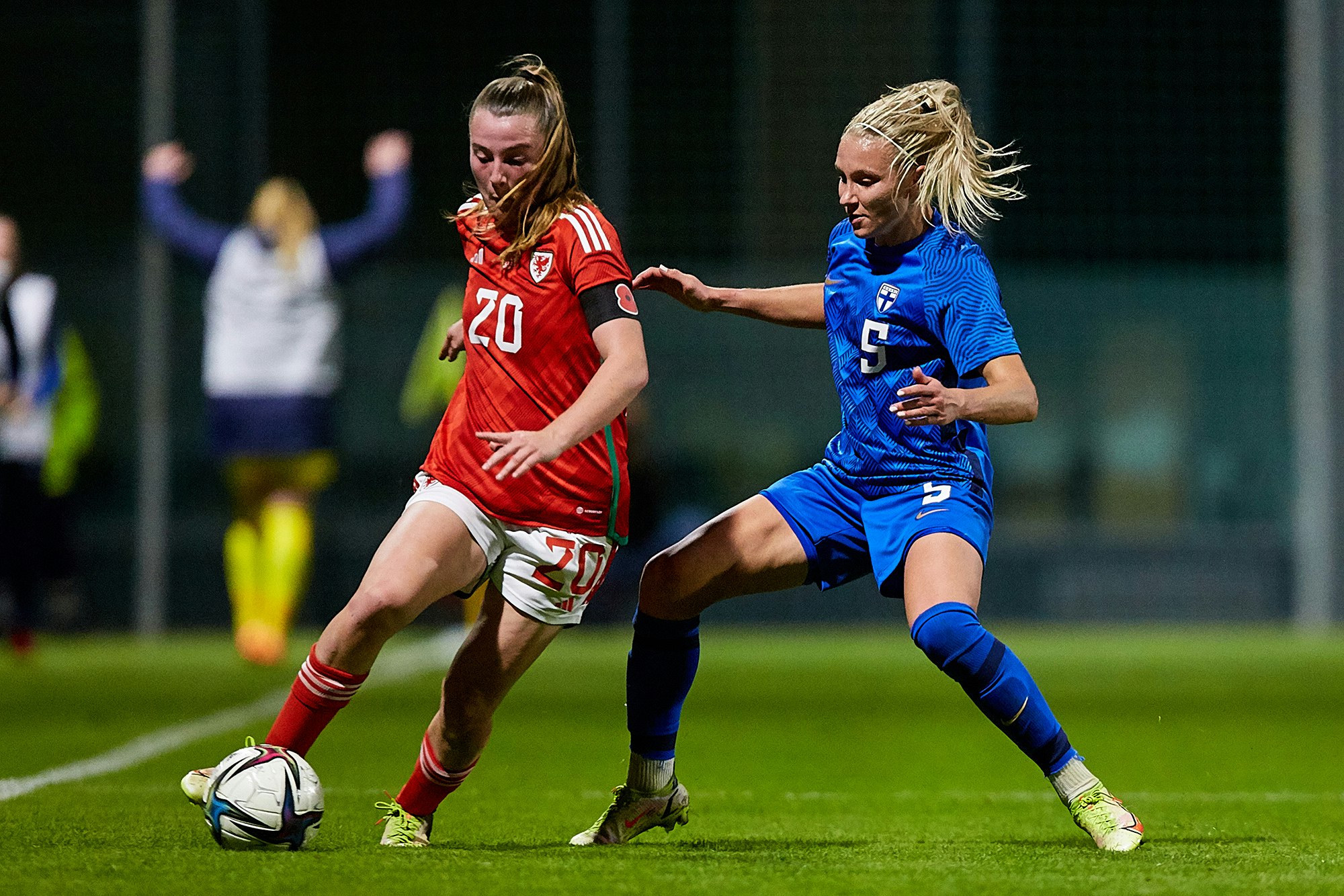Emma Koivisto kamppaili Walesin avausmaalin tehneen Carrie Jonesin kanssa.
