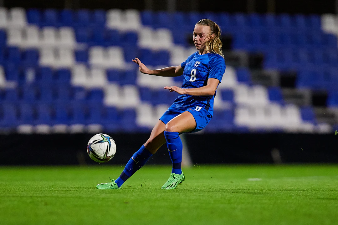 Olga Ahtinen Walesia vastaan 2022.