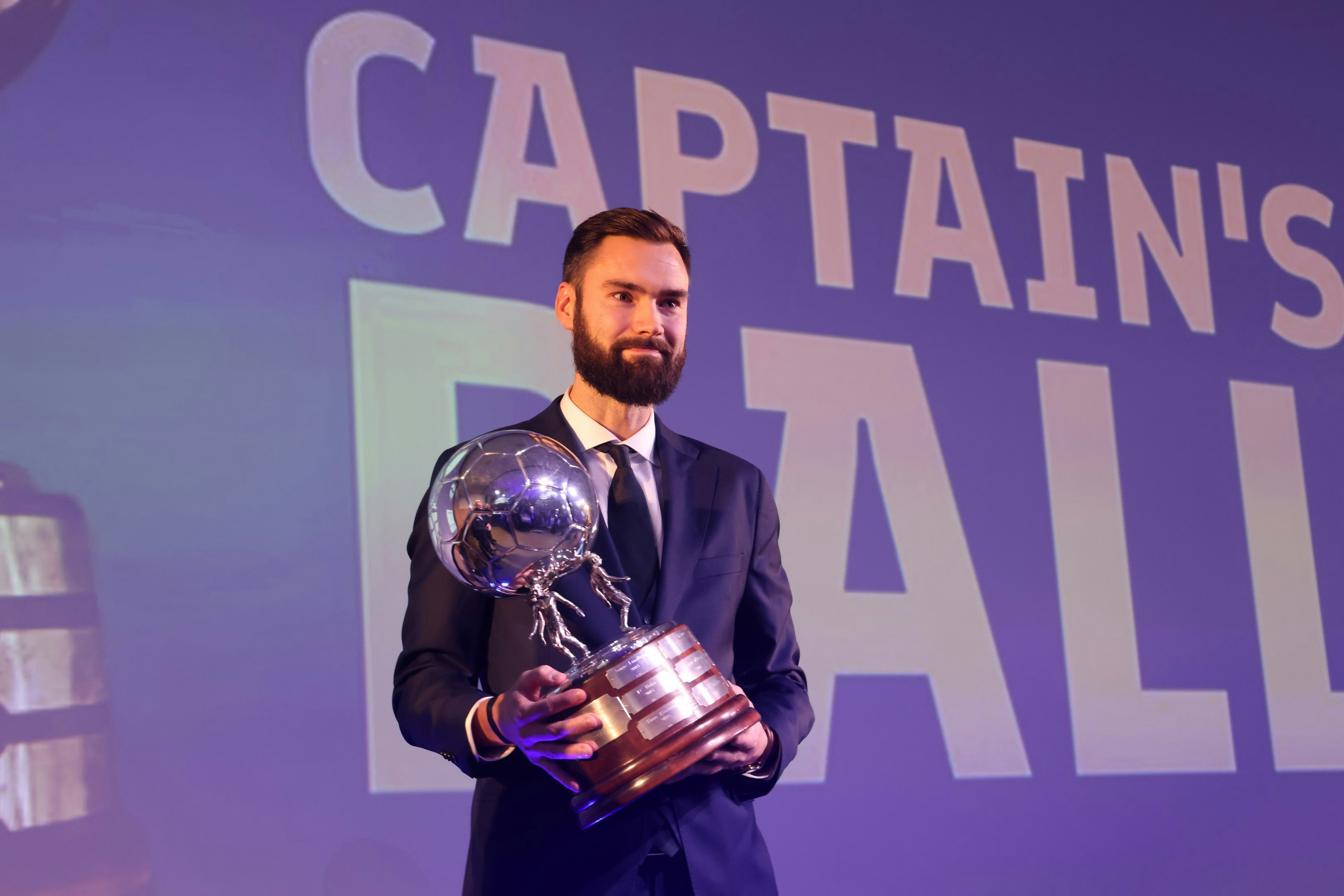Tim Sparv palkittiin Captain's Ball -palkinnolla vuonna 2021.