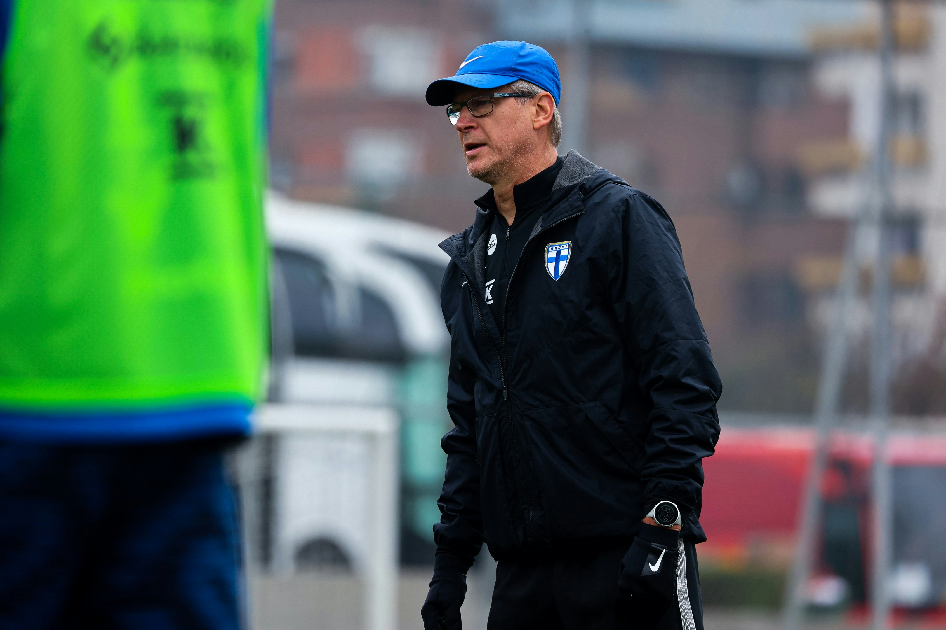 Päävalmentaja Markku Kanerva Huuhkajien harjoituksissa Skopjessa.