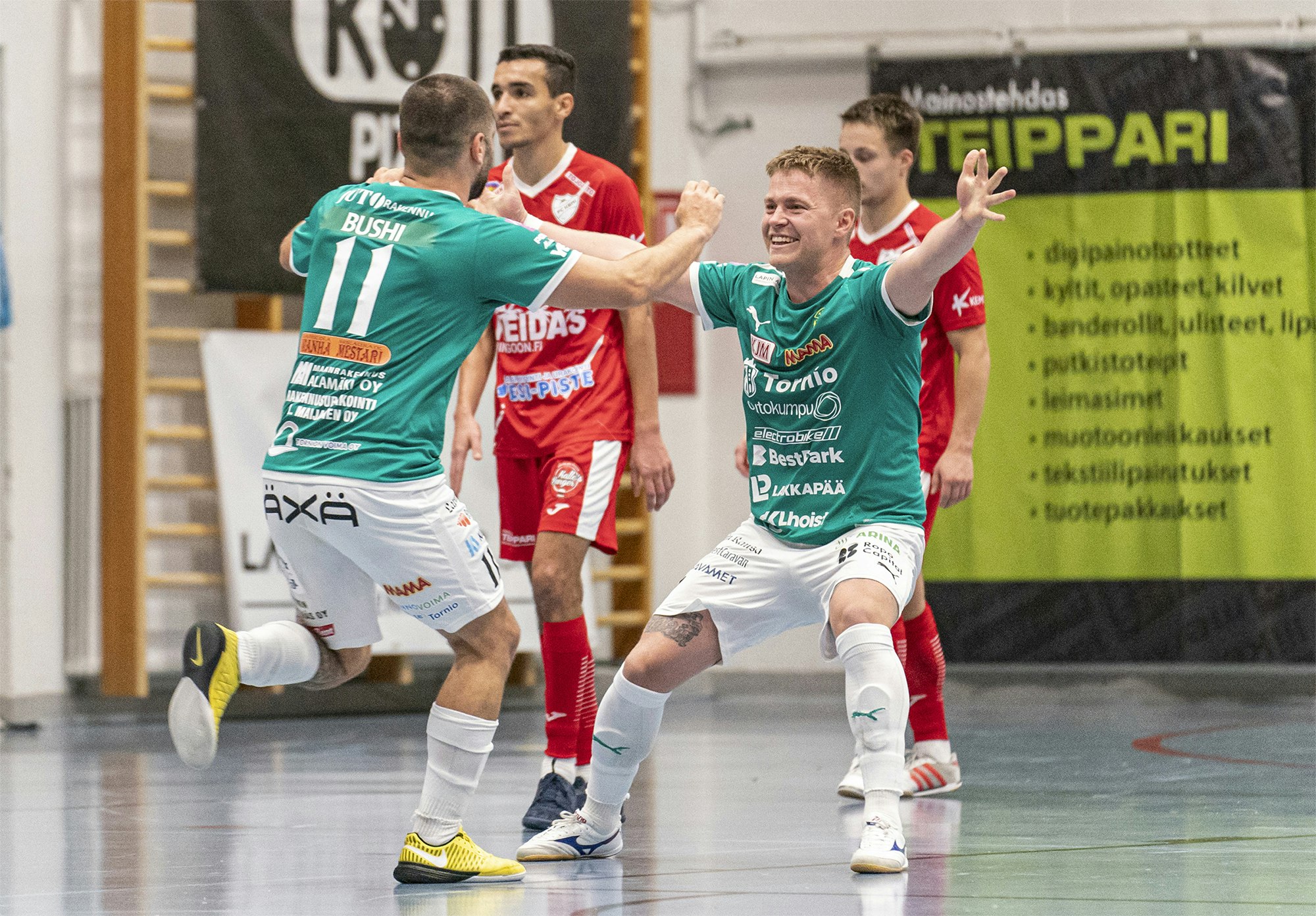 Mergim Bushi juhlii J-T Bergin kanssa ToPV:n paidassa