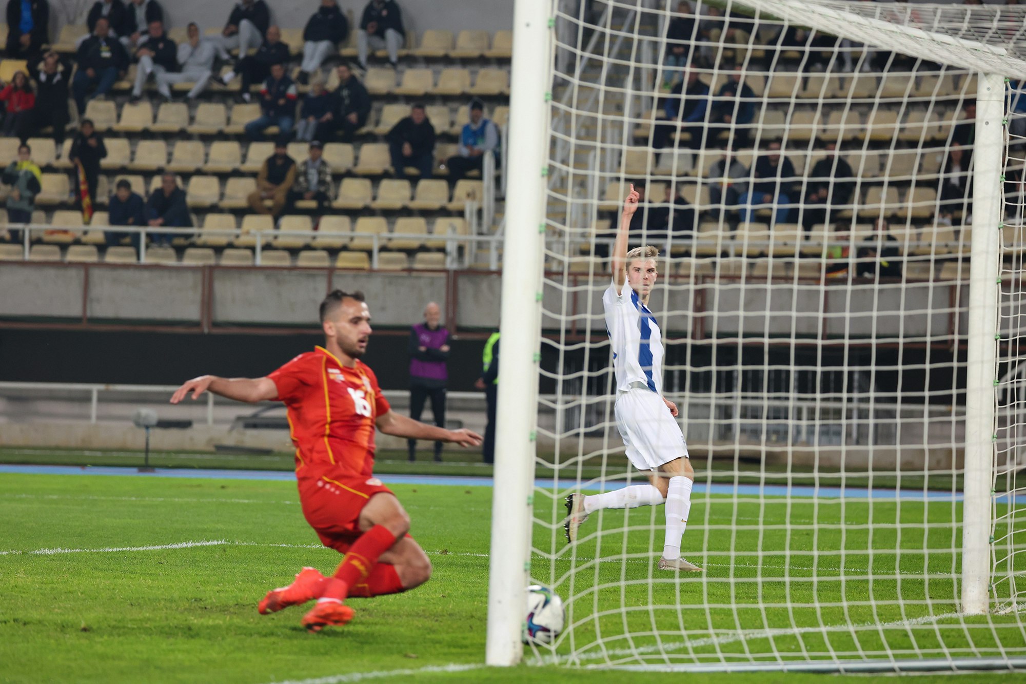 Oliver Antman siirsi pallon Pohjois-Makedonian verkkoon.