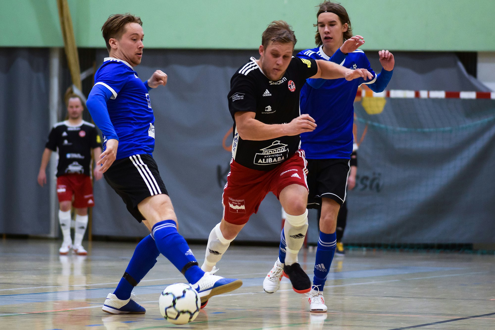 PJK:n Julius Frisk ja Niilo Vuorilahti puolustamassa TP-49:n Jesse Järven hyökkäystä kauden alla pelatussa harjoitusottelussa.