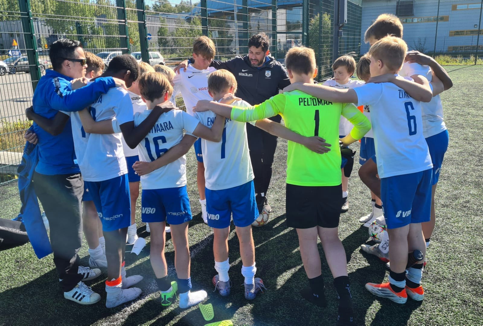 FC Futuran lasten valmentaja José Barboza joukkueensa kanssa.
