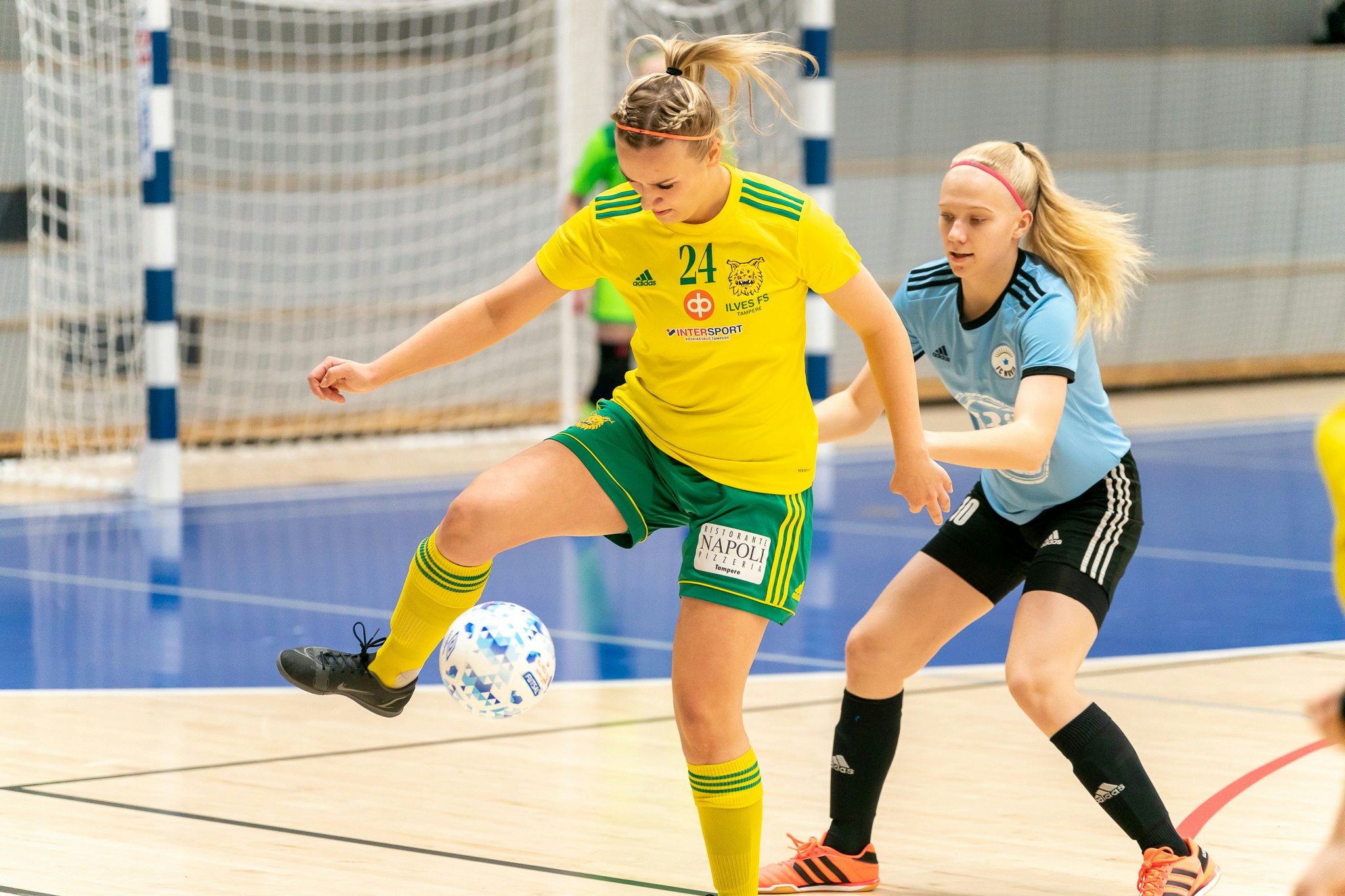 Ilveksen Tiia Ala-Hakuni ja FC Nokian Milja Puntalo kamppailevat pallosta
