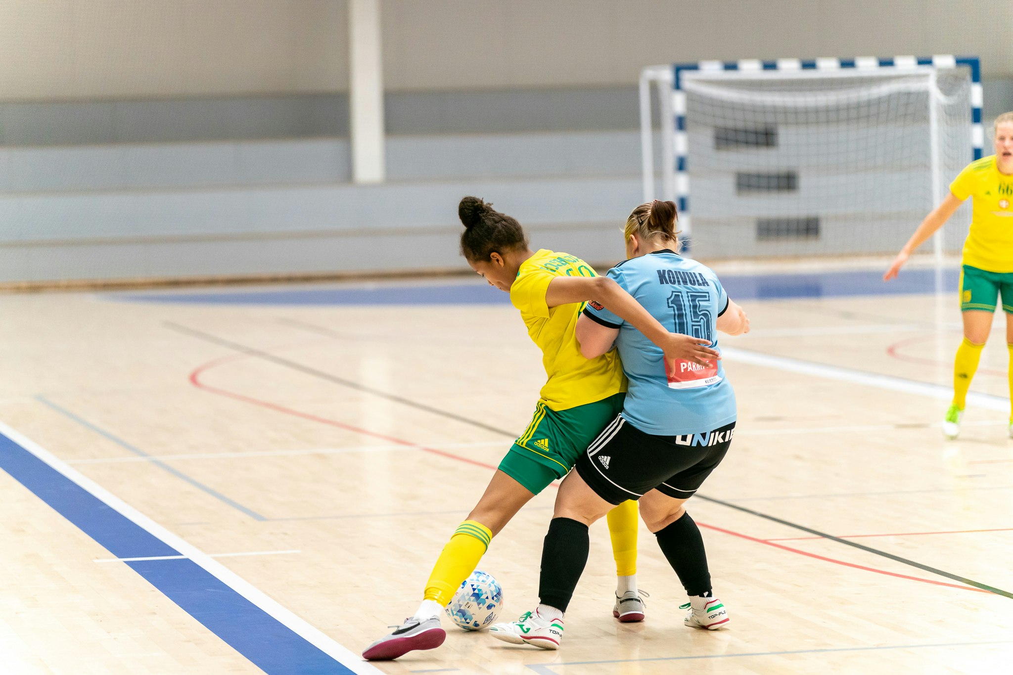Ilves FS/2:n Siri Rosendahl ja FC Nokian Elli Koivula kaksinkamppailussa