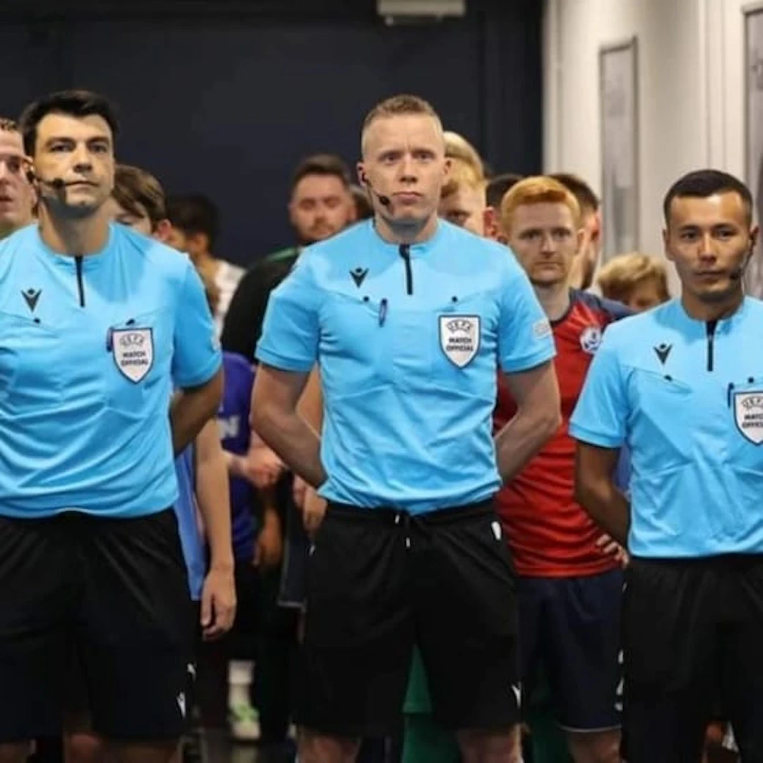 Kyynäräinen kansainvälisissä erotuomaritehtävissä viheltäen futsalin Mestarien liigaa Itävallassa