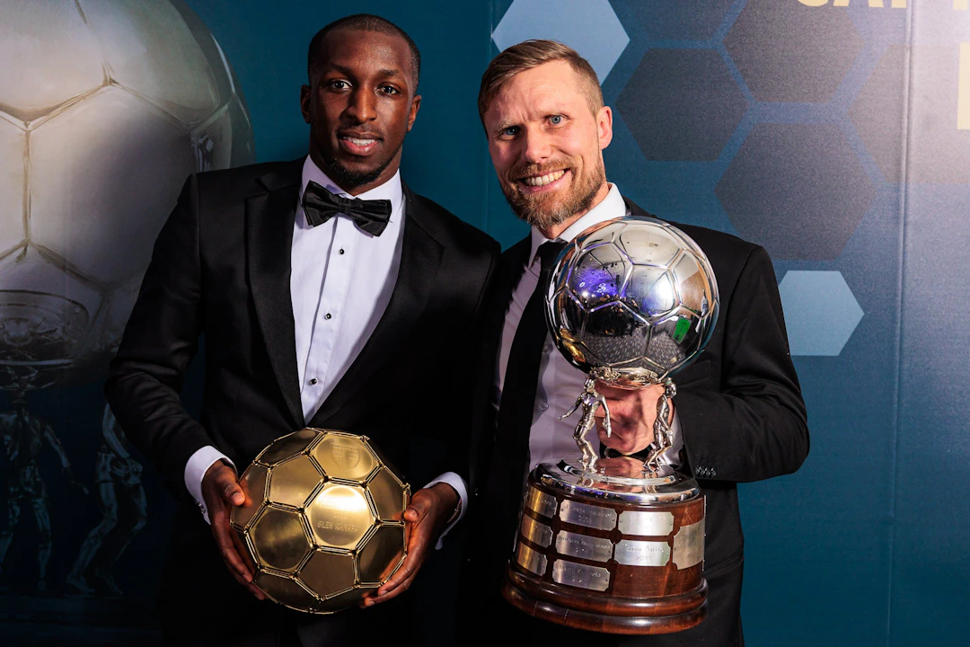 Vuoden pelaaja Glen Kamara ja Captain's Ball -voittaja Panu Autio.