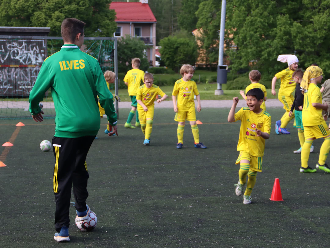 Arsenii toimii valmentajana, tulkkina sekä linkkinä ukrainalaisten perheiden ja seuran välillä.