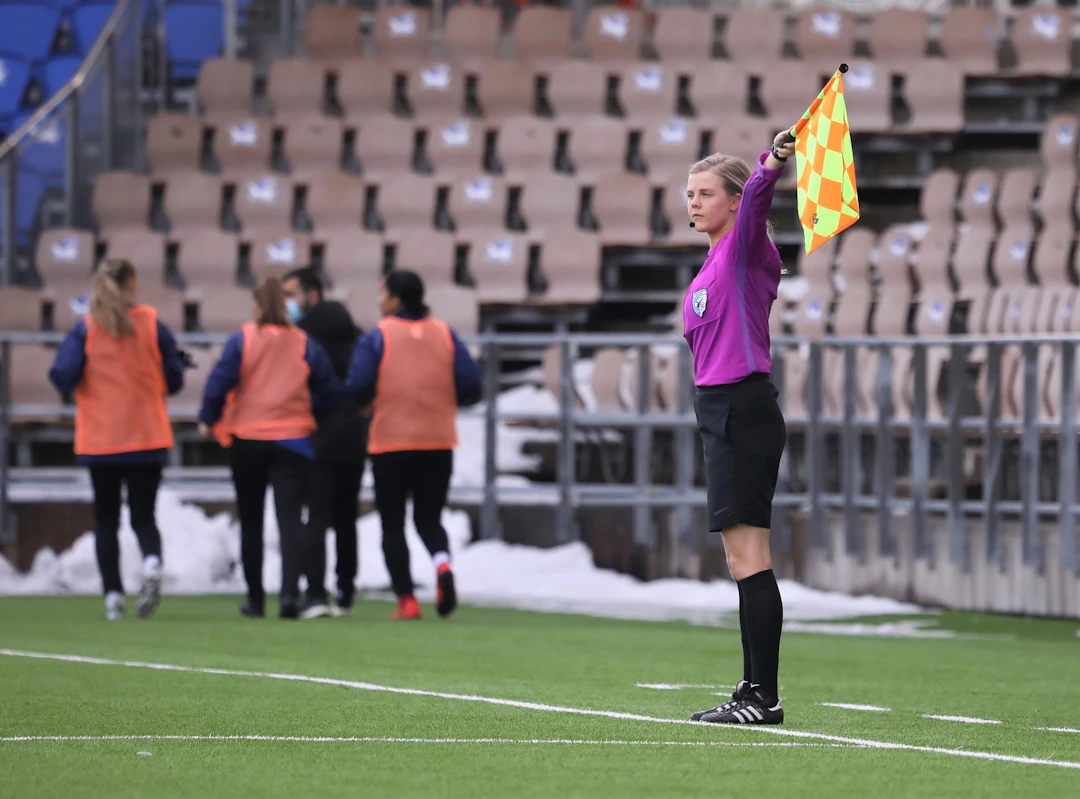 Laura Koskinen nimettiin ensimmäistä kertaa kansainväliseksi avustavaksi erotuomariksi.