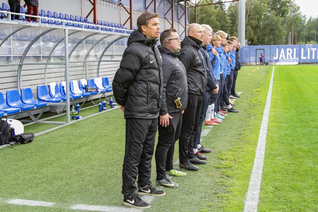 Erkka V. Lehtolan johtamassa tiimissä nähdään tammikuussa uudet kasvot, sillä Pikkuhuuhkajien päävalmentaja Mika Lehkosuo on joukkueen mukana tutustumassa maajoukkuetoimintaan.