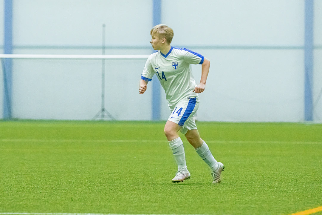 Olivia Ulenius viimeisteli kaksi maalia Viron verkkoon, kun Pikkuhelmarit pelasi edellisen maaottelunsa. Viro kaatui murskalukemin 7-0.