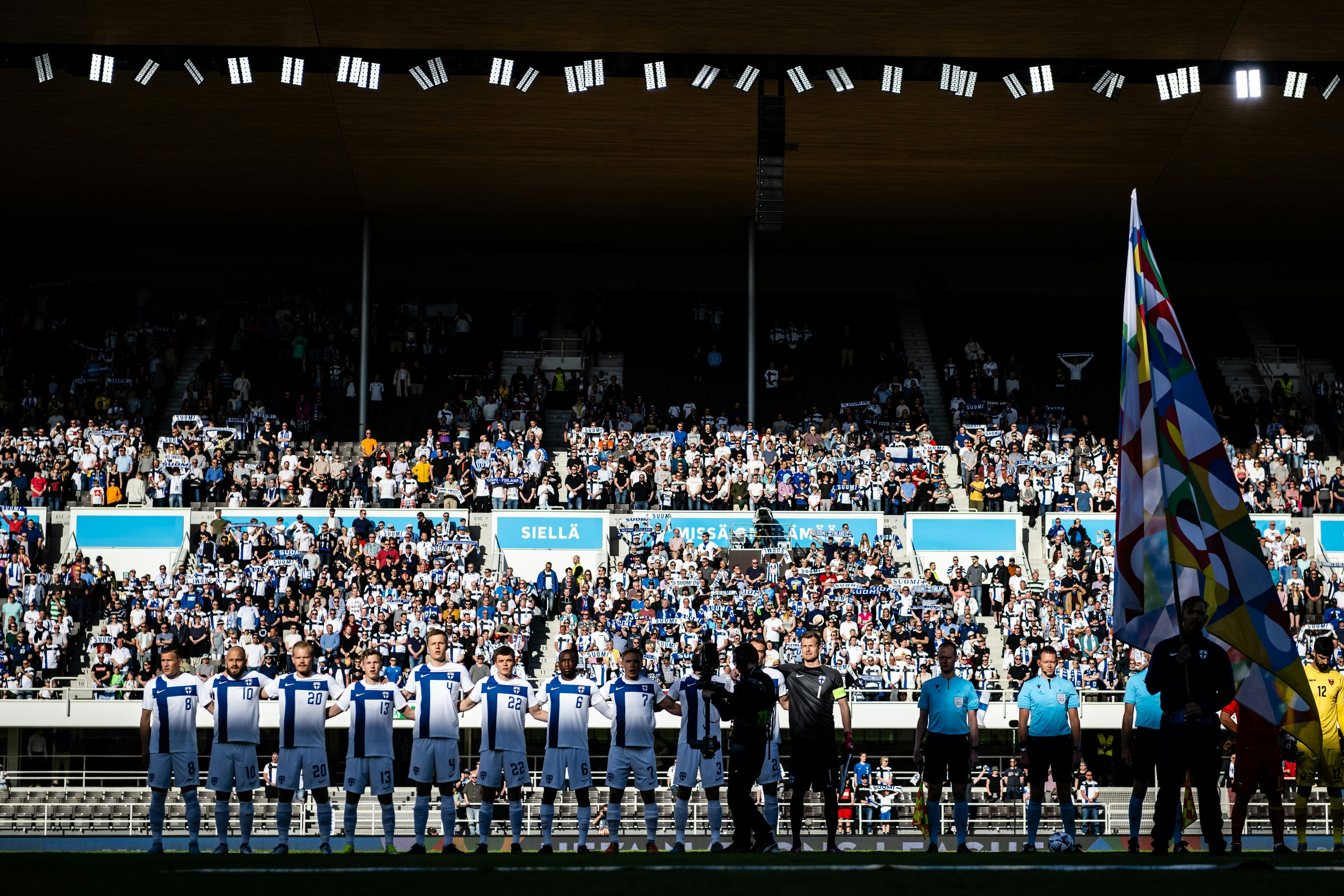 Huuhkajat rivissä Olympiastadionilla.