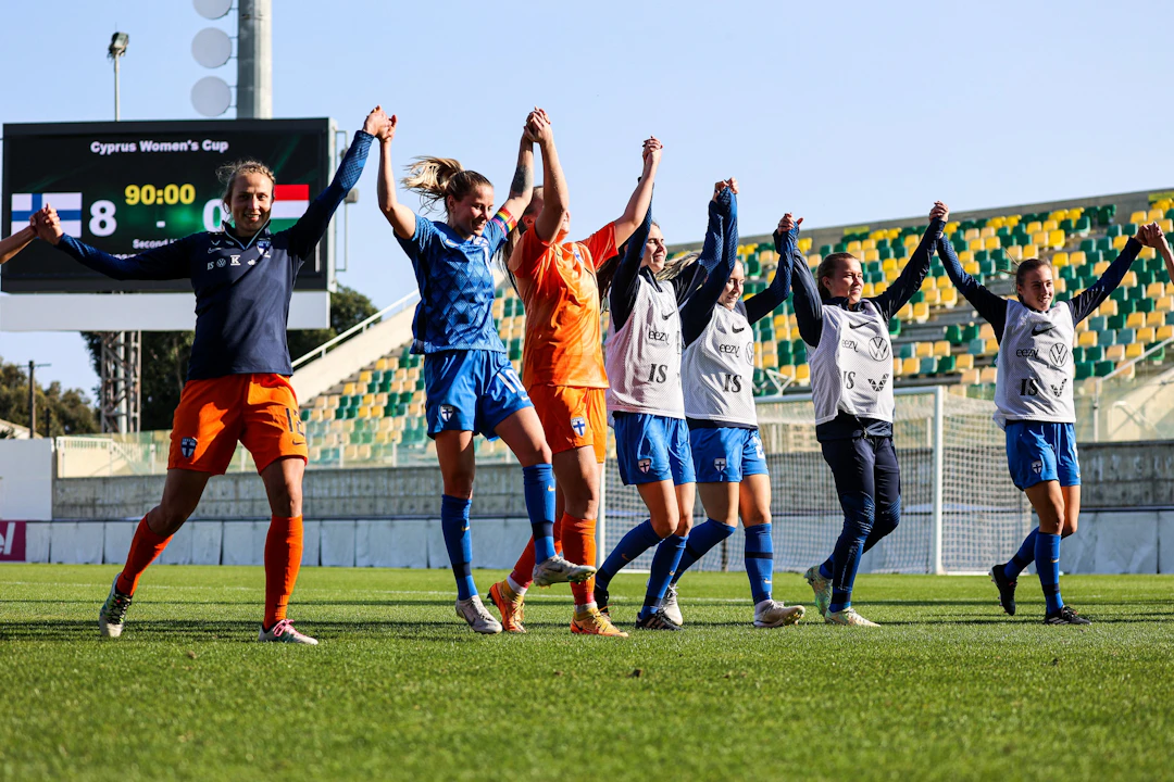 Helmarit juhlii Unkari-voittoa Cyprus Cupissa.