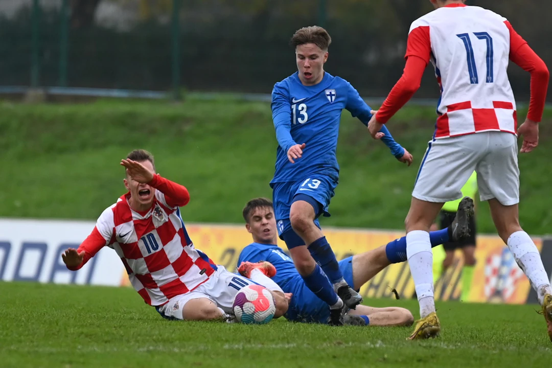 Liimatta pelasi vahvat EM-karsinnat U19-maajoukkueen kanssa. Kuva hienosta Kroatia-voitosta.