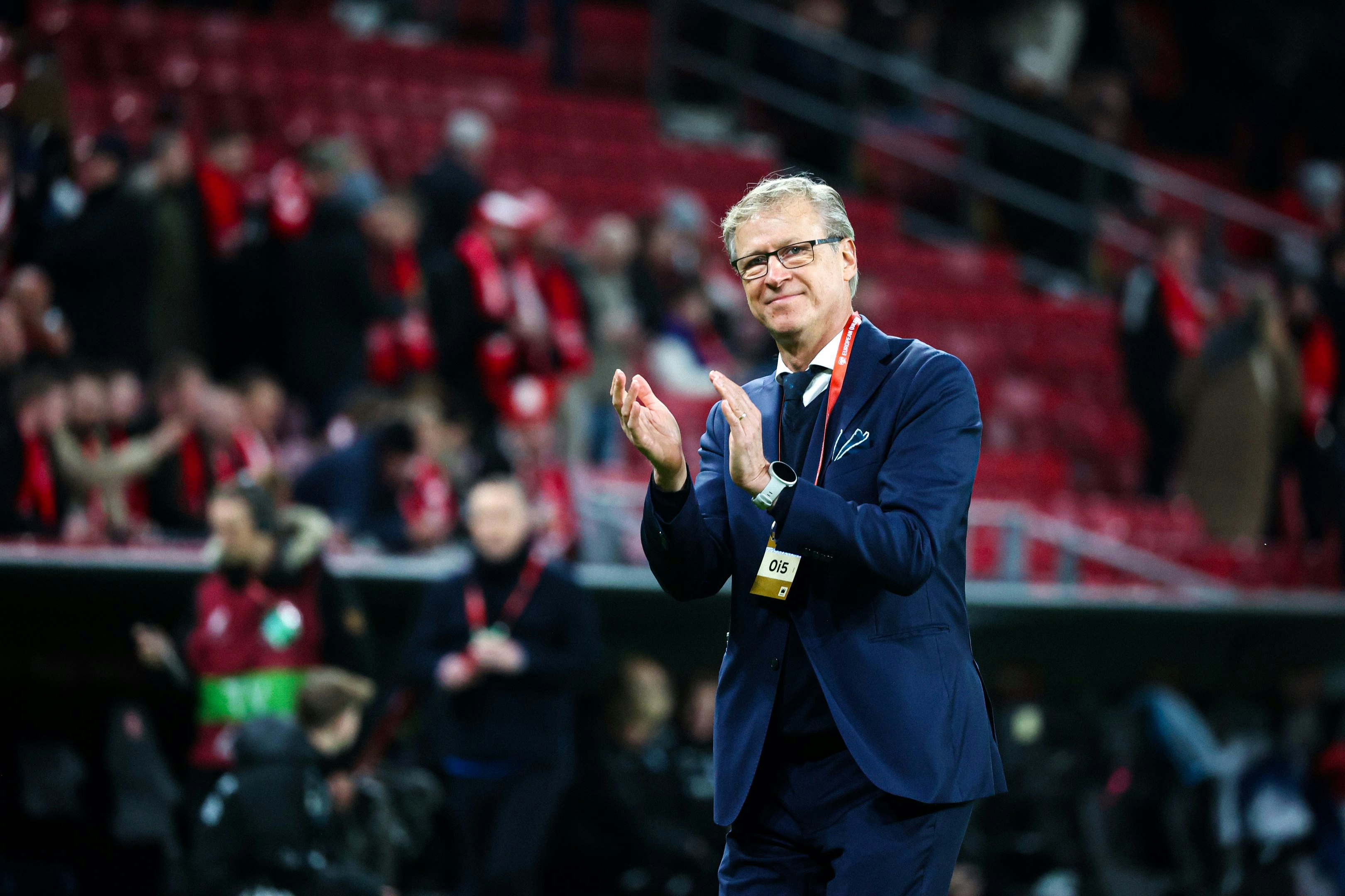 Markku Kanerva kiitti kannattajia Parkenilla ennen Tanska-ottelun käynnistymistä.