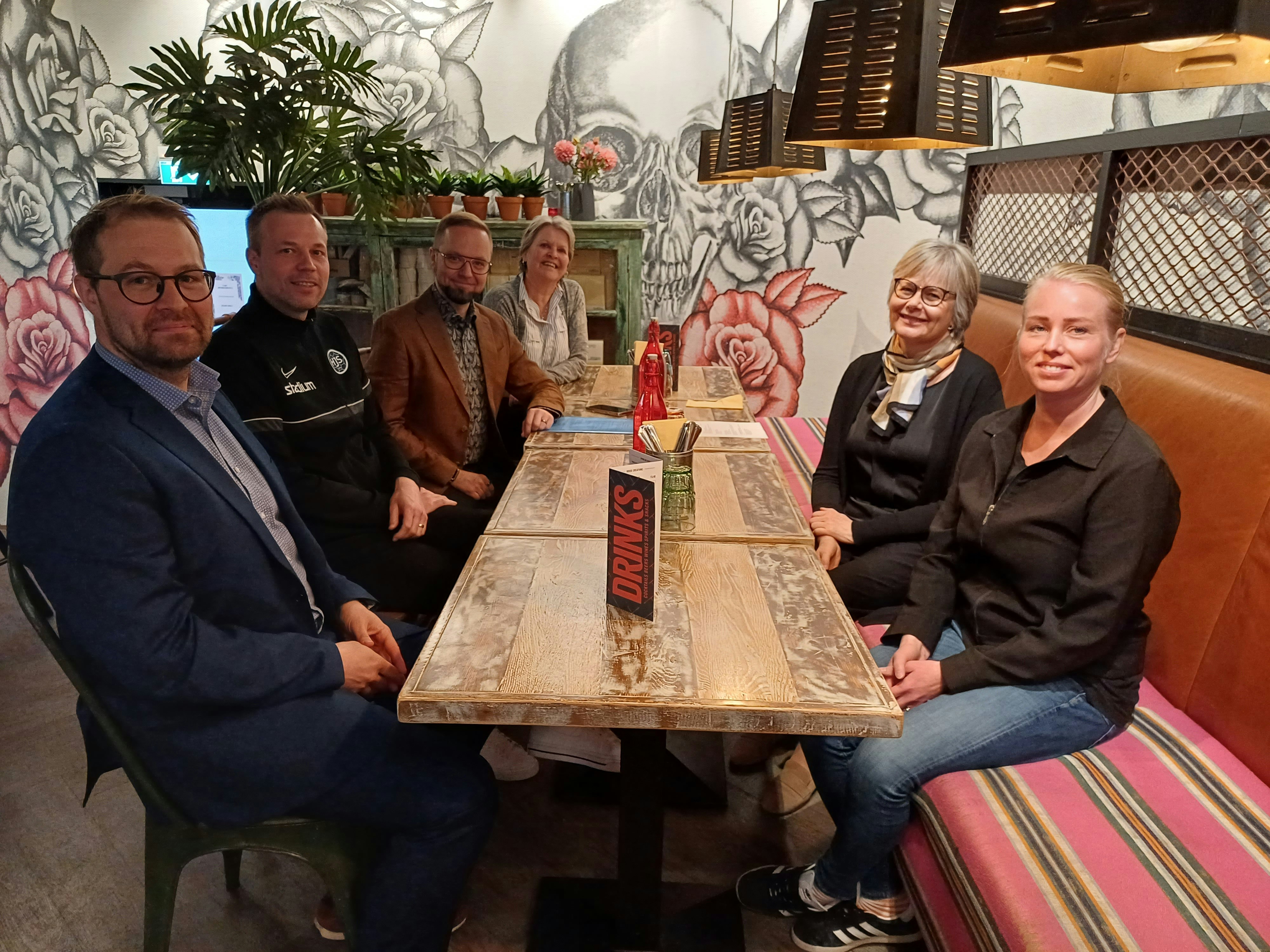 HJS:n Juho Juusela ja Tommi Laitila sekä Hämeenlinnan kaupungista Olli-Poika Parviainen, Päivi Joenmäki, Päivi Raukko sekä Tuire Järvinen iloitsivat kaupunkikumppanuudesta Palloliiton kanssa.
