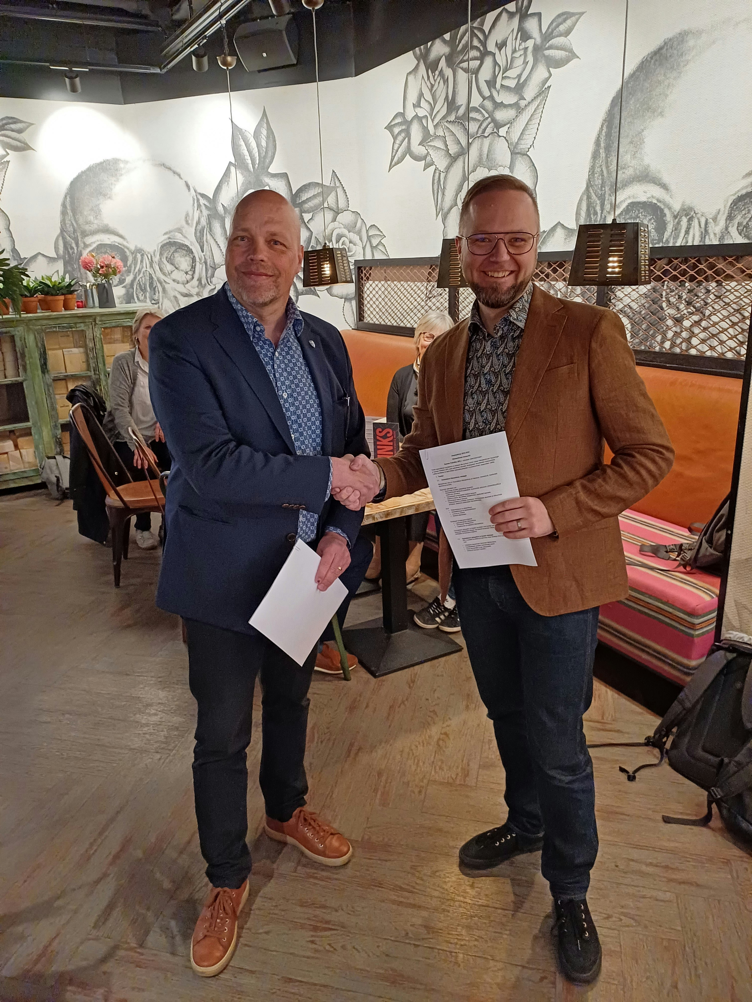Aluepäällikkö Jouni Koivuniemi ja Hämeenlinnan kaupunginjohtaja Olli-Poika Parviainen myhäilivät tyytyväisinä allekirjoitettuaan kaupunkikumppanuuden aiepöytäkirjan.