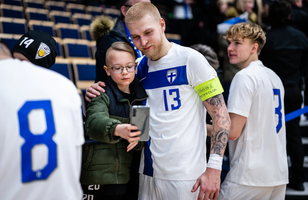 Jani Korpela nuoren fanin kanssa.